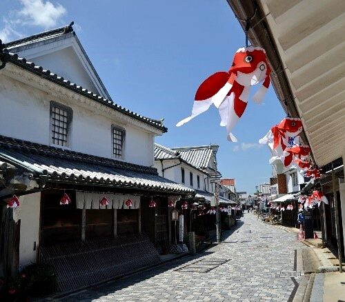 山口県柳井市の青空になびく金魚ちょうちん