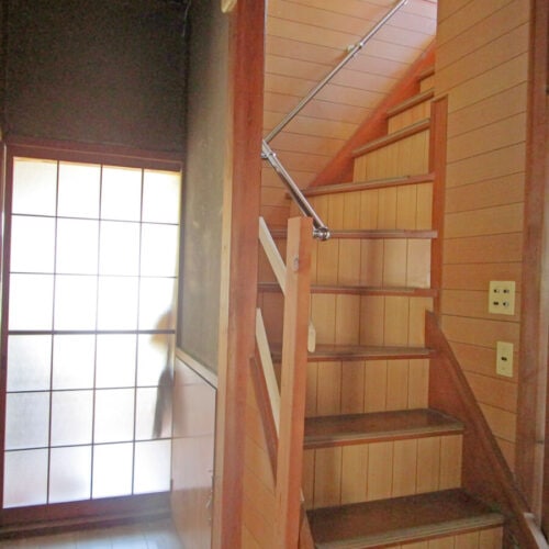 新潟県三条市の物件の階段