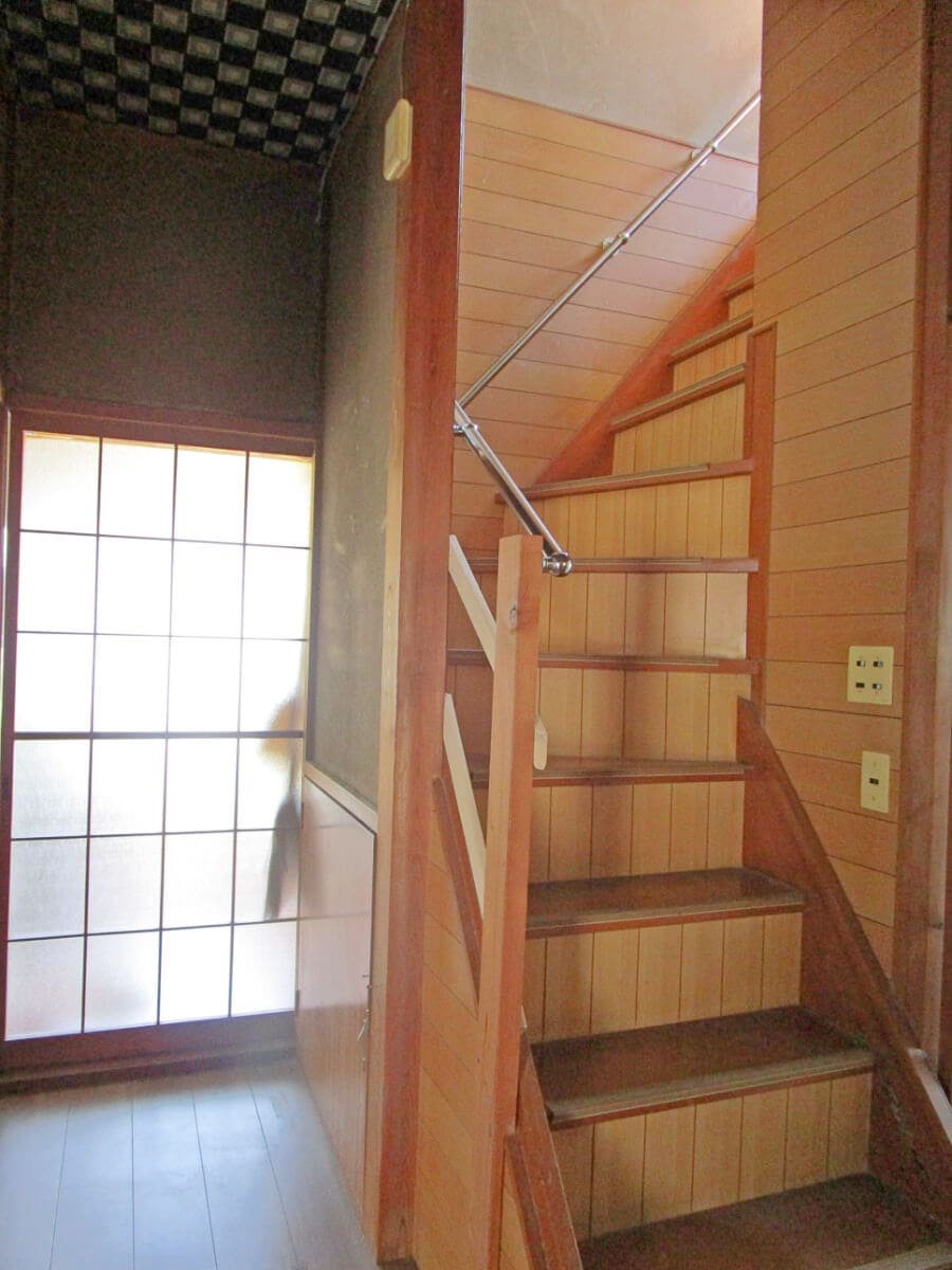 新潟県三条市の物件の階段