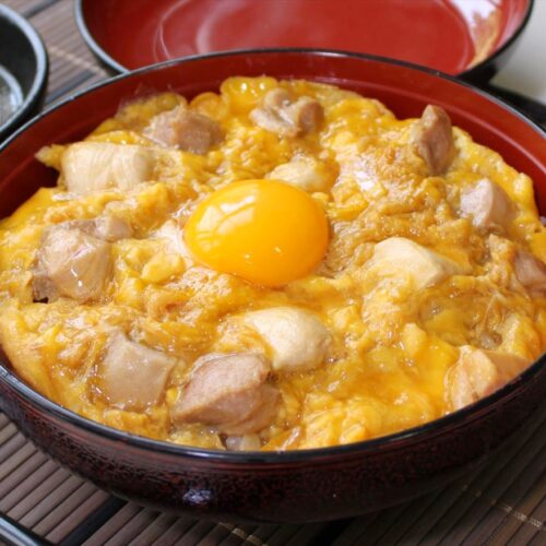 福島県川俣町のブランド地鶏「川俣シャモ」を使った親子丼