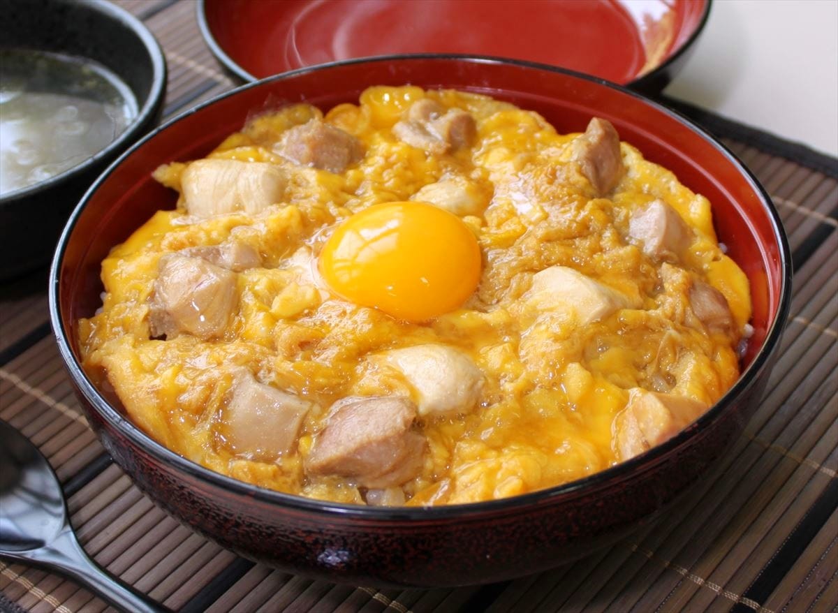 福島県川俣町のブランド地鶏「川俣シャモ」を使った親子丼