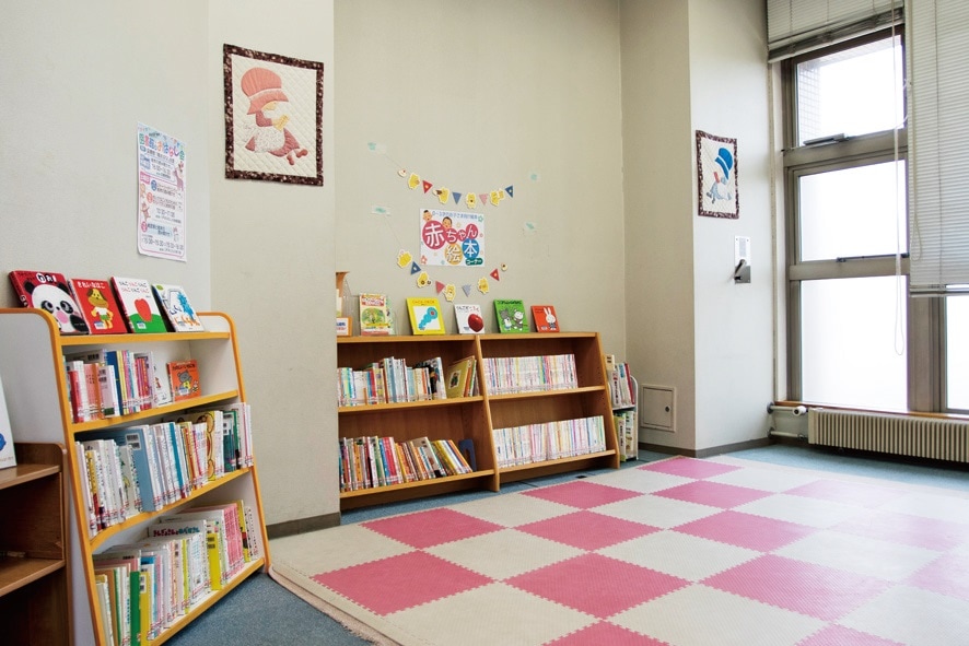 青森県「八戸市立図書館」。赤ちゃん絵本コーナー