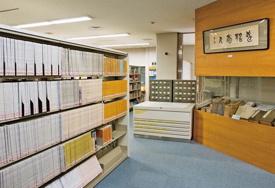 青森県「八戸市立図書館」。『八戸藩日記』をはじめ約8万点の古文書を収蔵