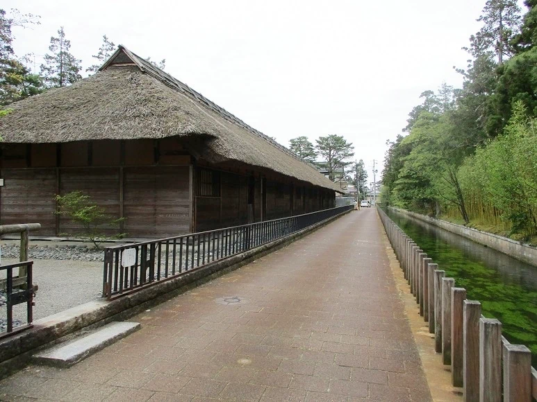 新潟県新発田市の清水園内にある「足軽長屋」