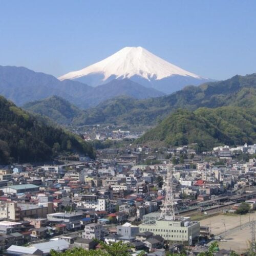 山梨県大月市にある岩殿山からの富士山と市街地の風景