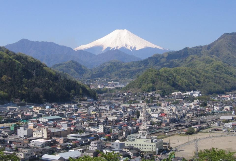山梨県大月市にある岩殿山からの富士山と市街地の風景