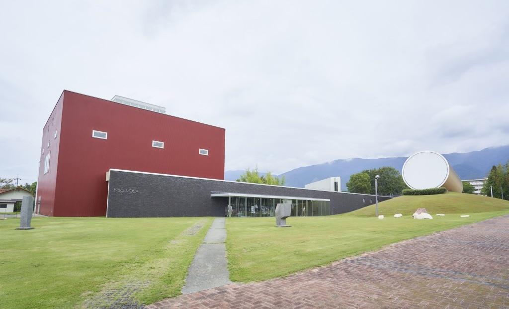 奈義町現代美術館は、通称Nagi MOCA（ナギ・モカ）と呼ばれ、町立図書館と同時に開館しました。