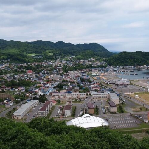 北海道豊浦町にある噴火湾展望公園からの町の風景