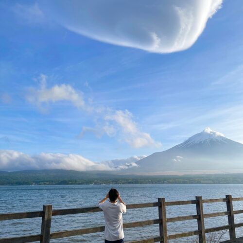 雄大な山中湖と富士山の景色を前に
