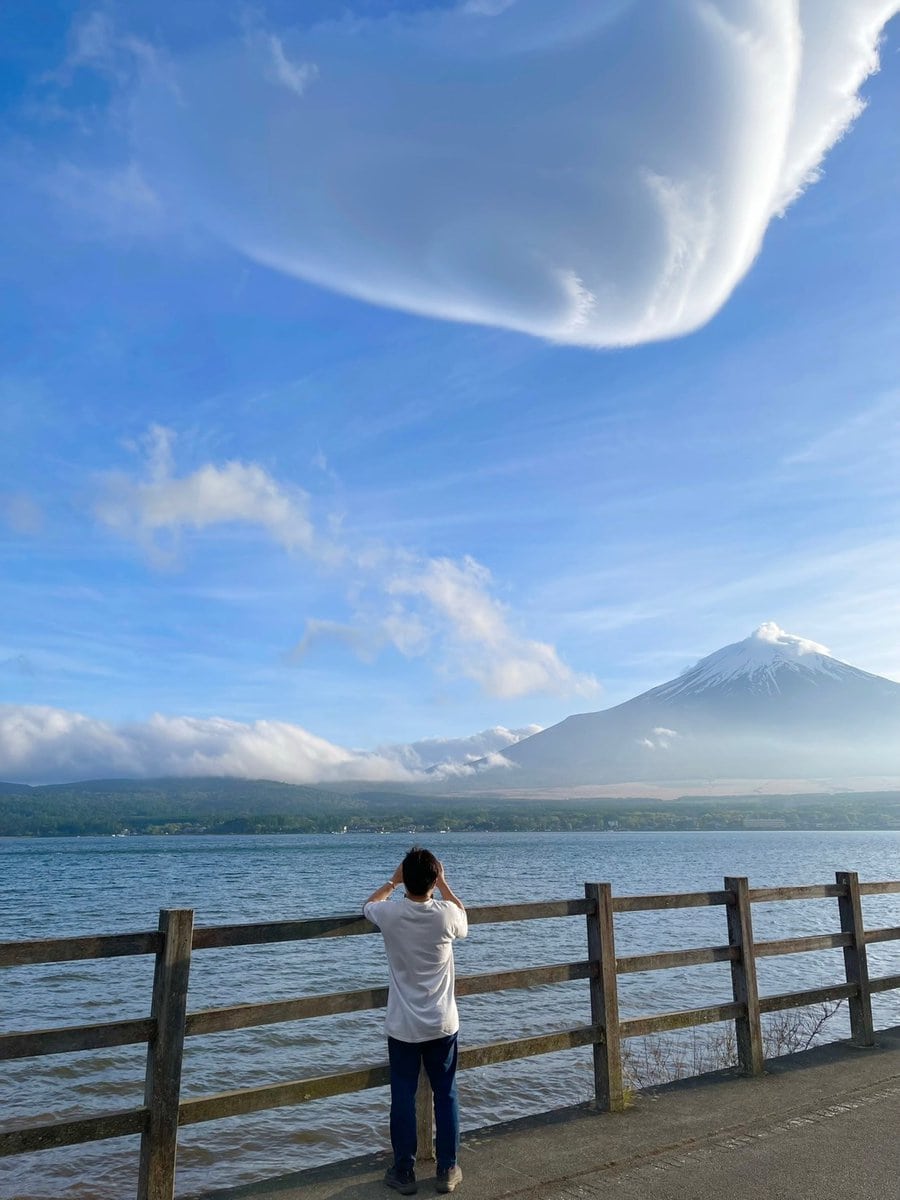 雄大な山中湖と富士山の景色を前に