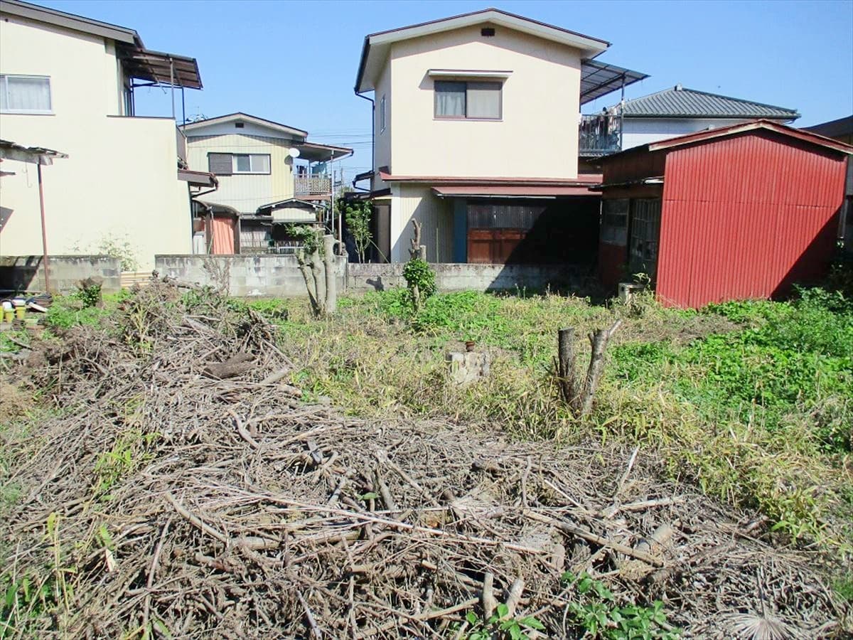 栃木県鹿沼市の物件の庭（敷地入り口側から）