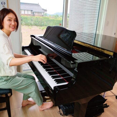 岡山県奈義町。真奈さんは移住後自宅でのピアノ教室を始めた