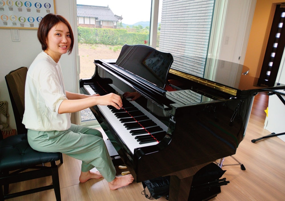 岡山県奈義町。真奈さんは移住後自宅でのピアノ教室を始めた