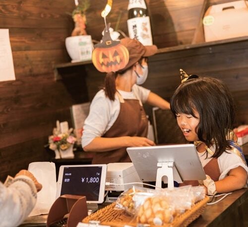 長野県佐久穂町「タミーベーカリー」。学校が休みの日、子どもたちは販売のお手伝い