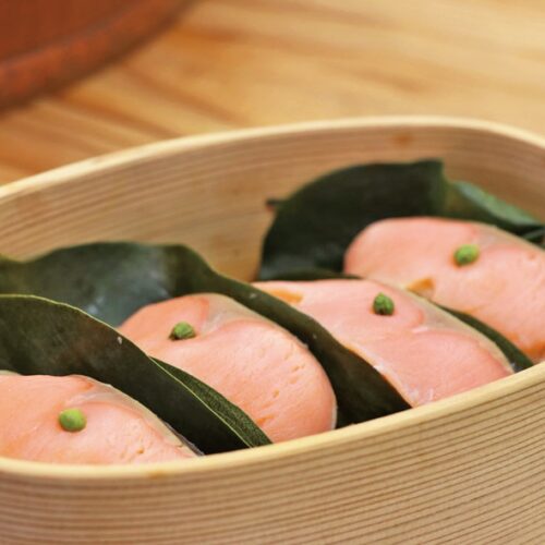 鳥取県智頭町の郷土食「柿の葉寿司」