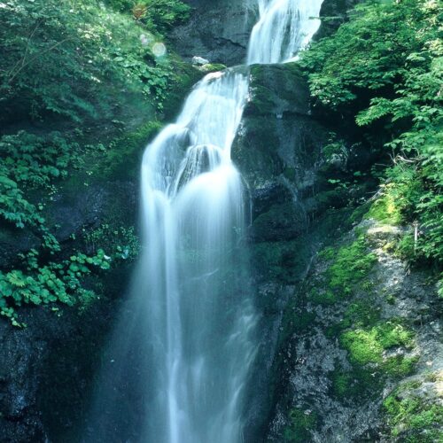 山形県鮭川村のまぼろしの滝