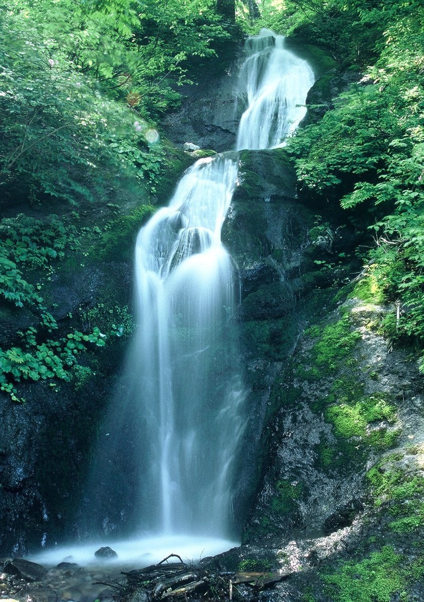 山形県鮭川村のまぼろしの滝