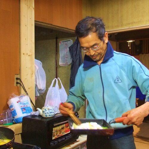 忙しい畑仕事の合間、太陽光発電につないだ圧力鍋に野菜を投げ込み、夕刻部屋に戻った頃には下ごしらえが出来ているようにする。