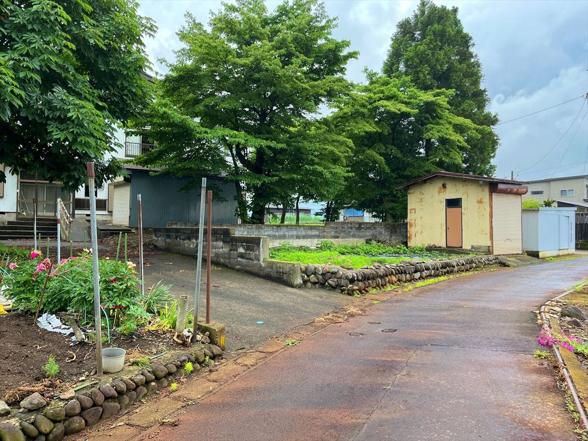 秋田県羽後町の物件の前面道路