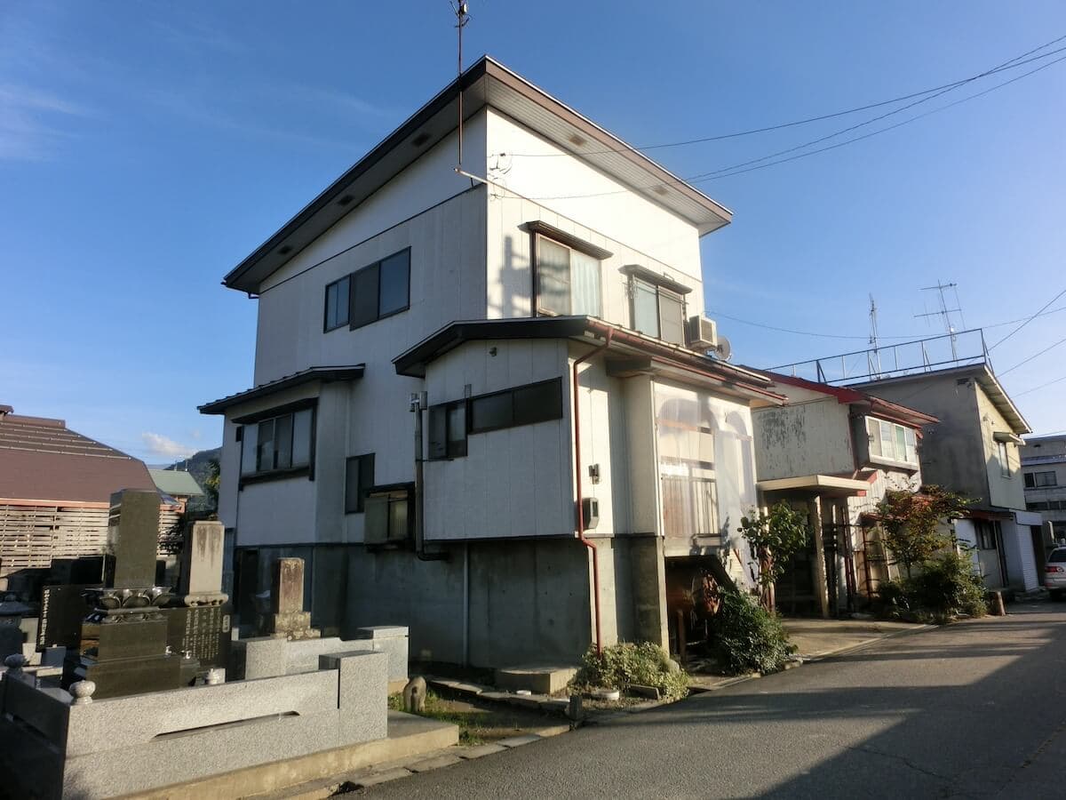 長野県飯山市の物件の反対側からの外観