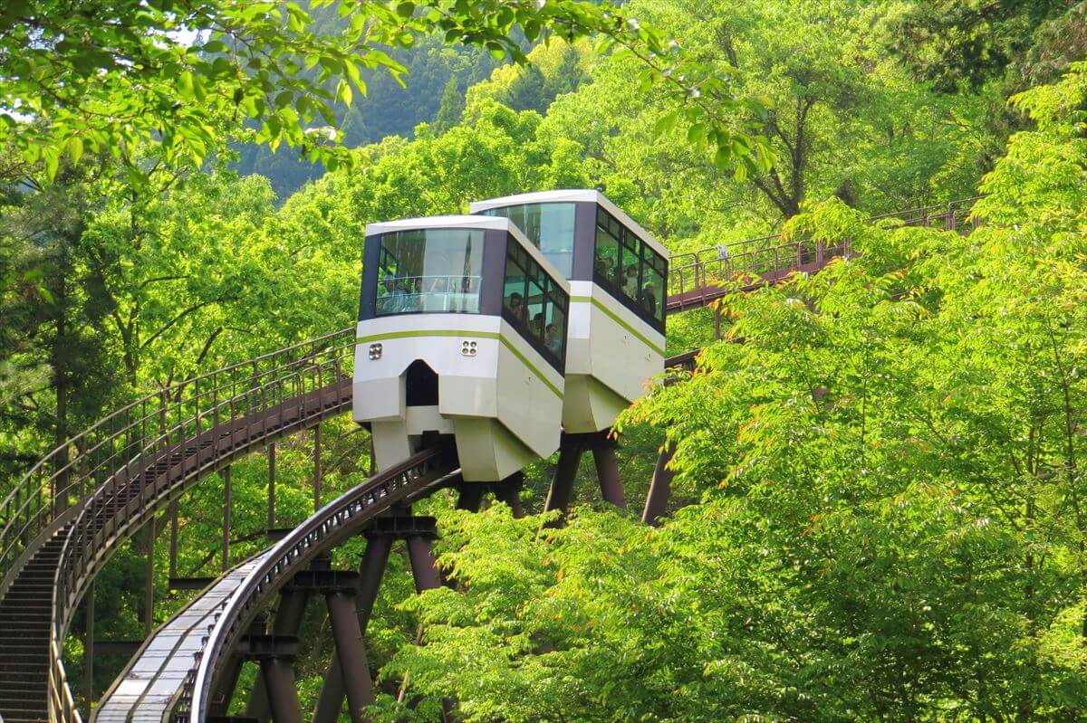 兵庫県宍粟市にる兵庫県立国見の森公園のモノレール（©しそう森林王国観光協会