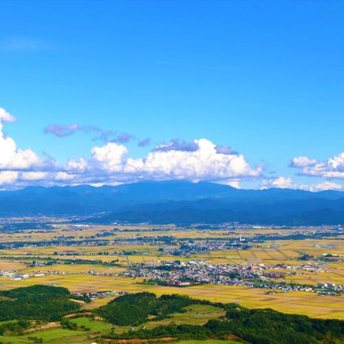 秋田県羽後町の大平山中腹から眺めた横手盆地