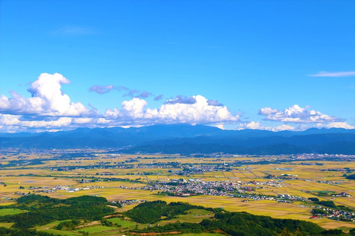 秋田県羽後町の大平山中腹から眺めた横手盆地