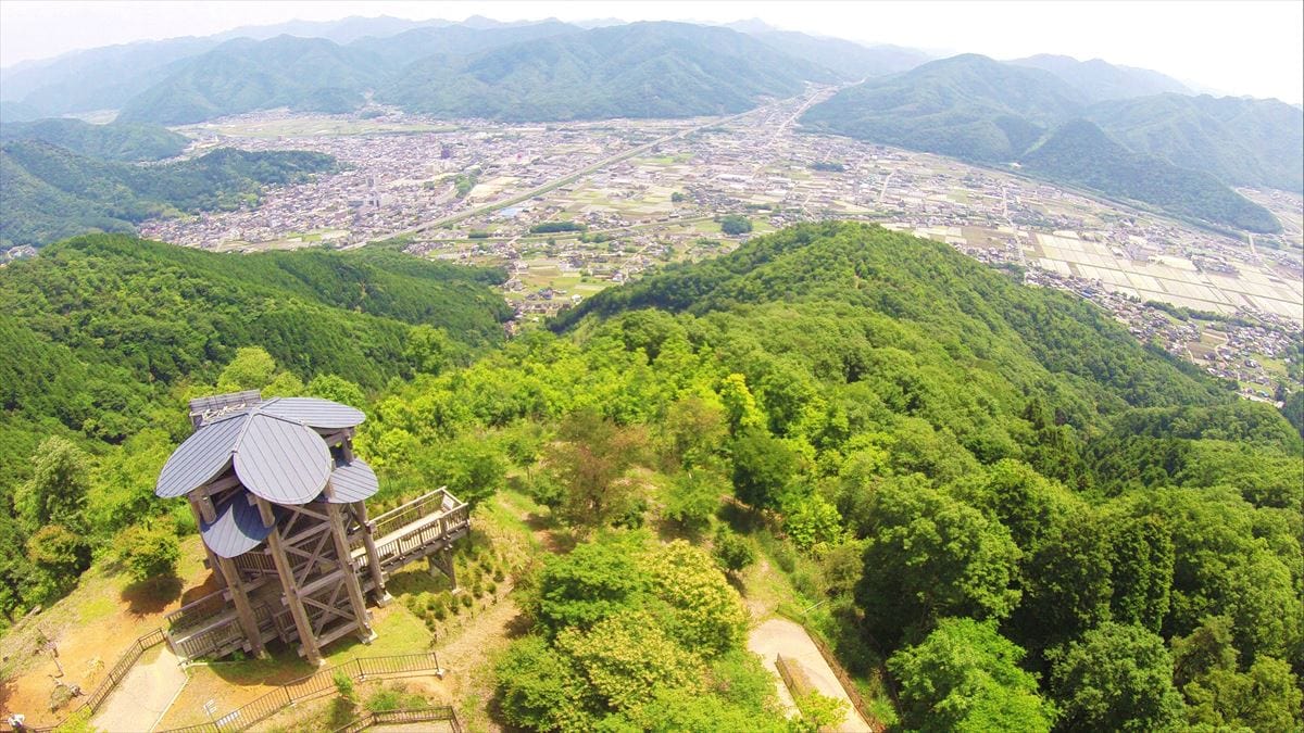 兵庫県宍粟市の国見山山頂展望台（©しそう森林王国観光協会）