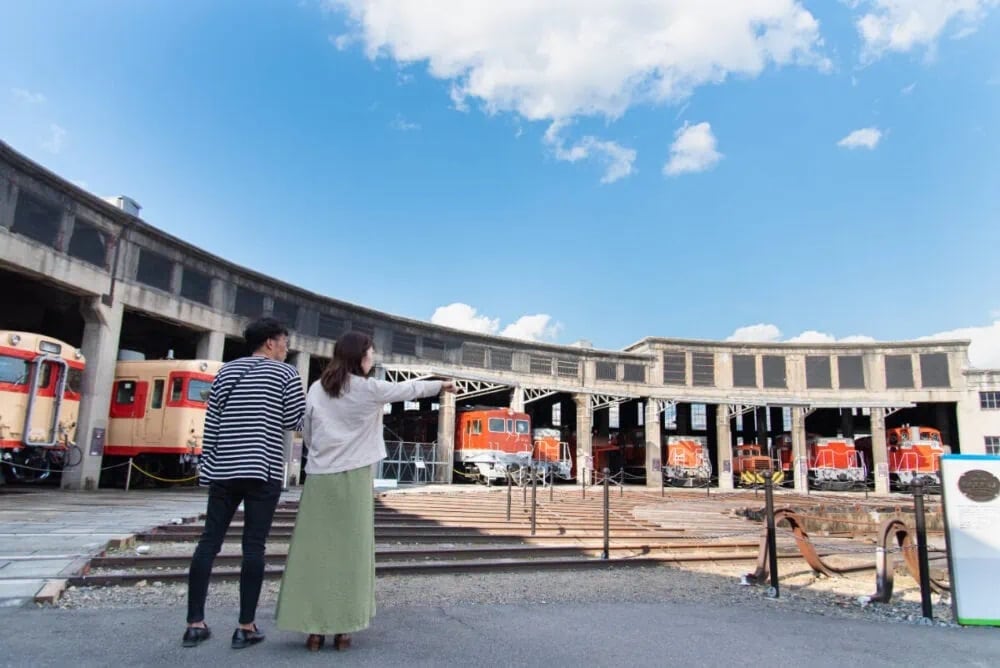 岡山県津山市の津山まなびの鉄道館（旧津山扇形機関車庫）