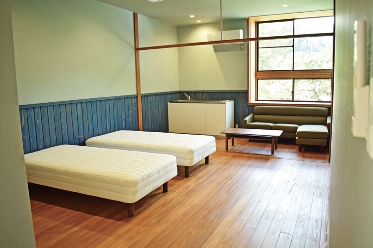 鳥取県智頭町の旧校舎を活用したホテル「いざなぎ交流館」