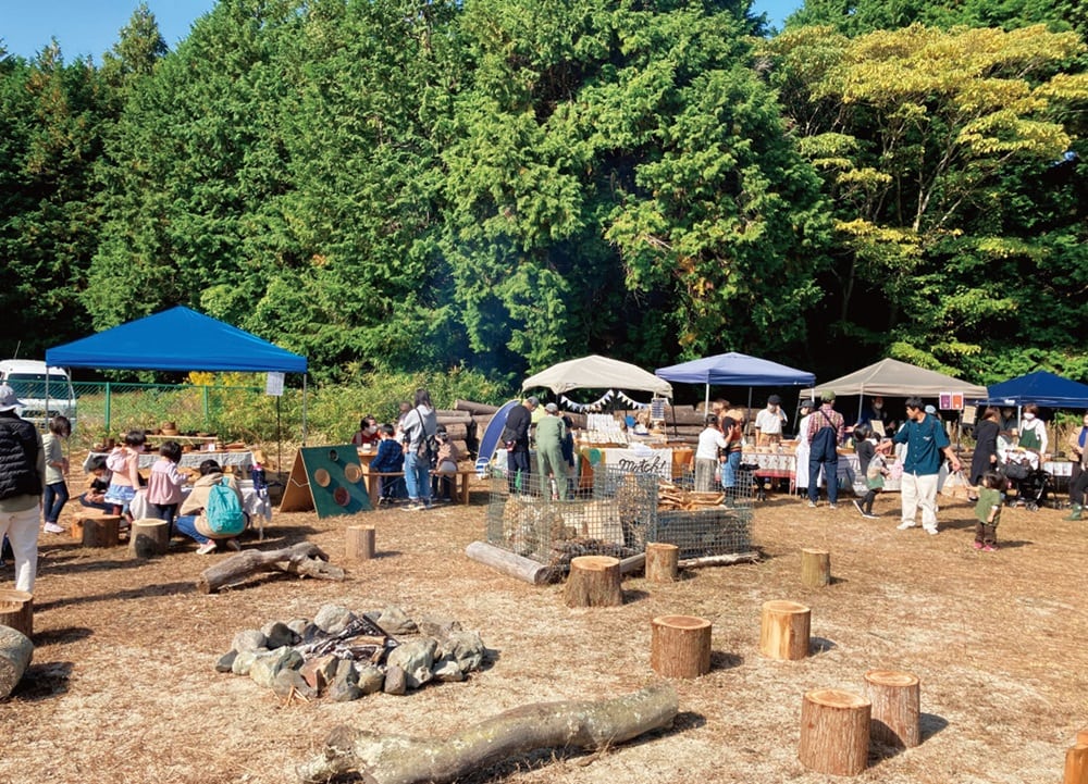 滋賀県湖南市。「こなん木のえきフェスティバル」では、木の伐採見学や薪割り体験が行われた。