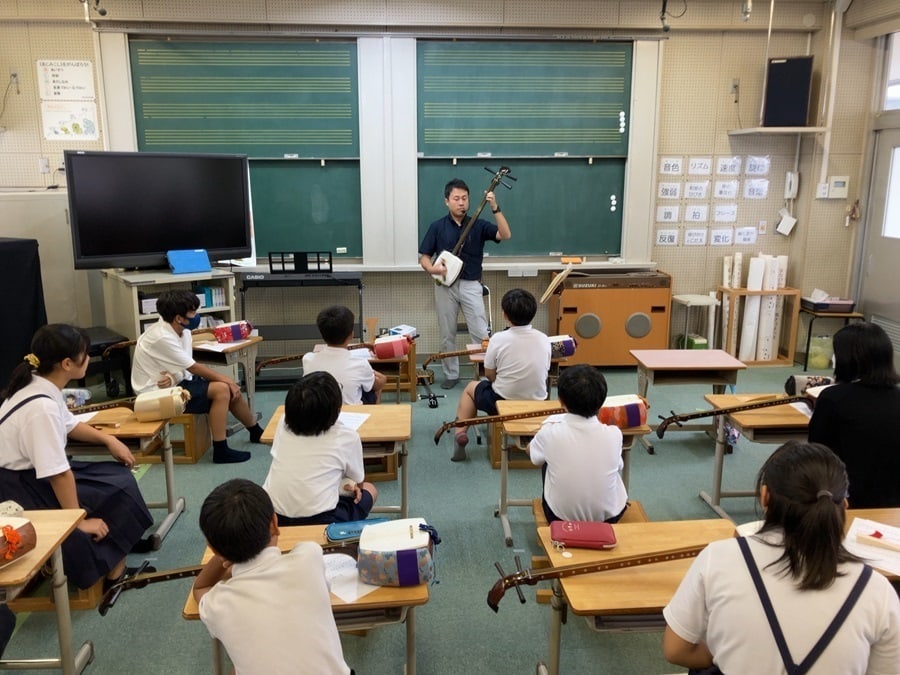 大阪府堺市。三味線の販売店と小学校が連携し、子どもたちに三味線体験授業を実施