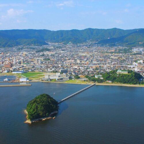 愛知県蒲郡市の竹島上空から市街地を望む