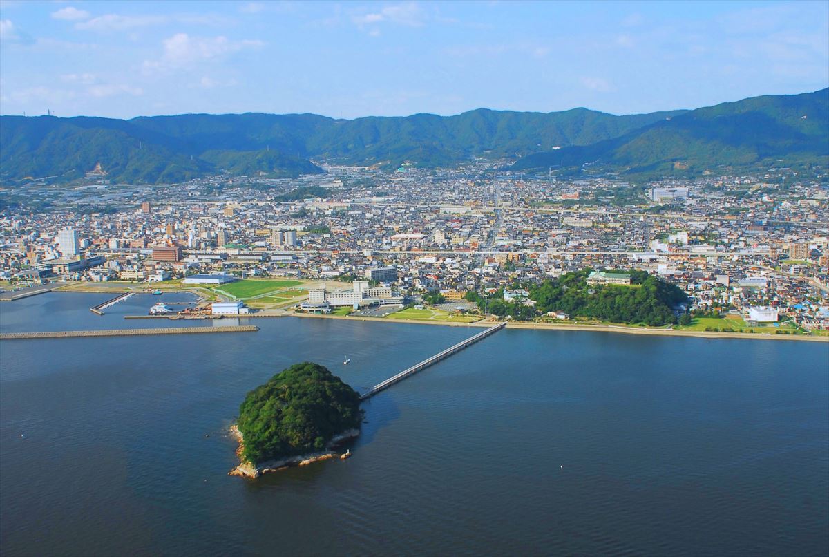 愛知県蒲郡市の竹島上空から市街地を望む