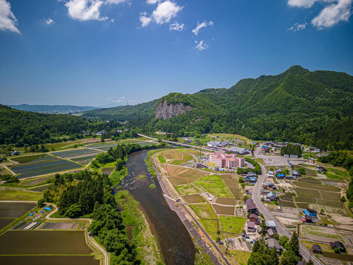 新潟県三条市の下田の風景。大型スーパーや娯楽施設等がそろう市街地から車を30分走らせると、気軽に海にも山にも行くことができます。