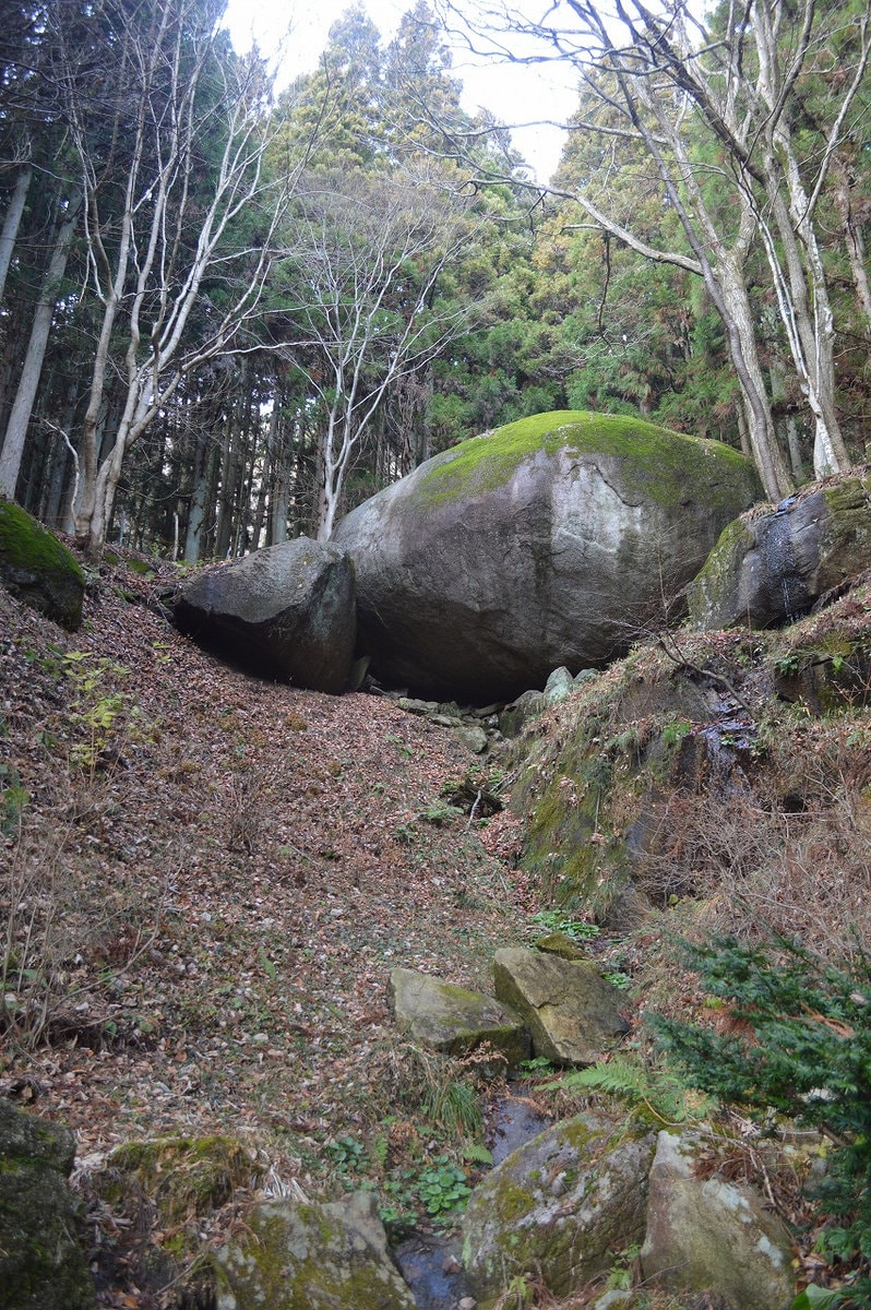 下から見た「古代亀石」は亀に似た形。昔から信仰の対象になっていた巨石です。