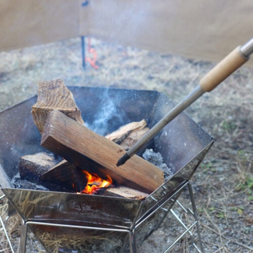 火付の良い薪を選ぶとスムーズに火が着く。