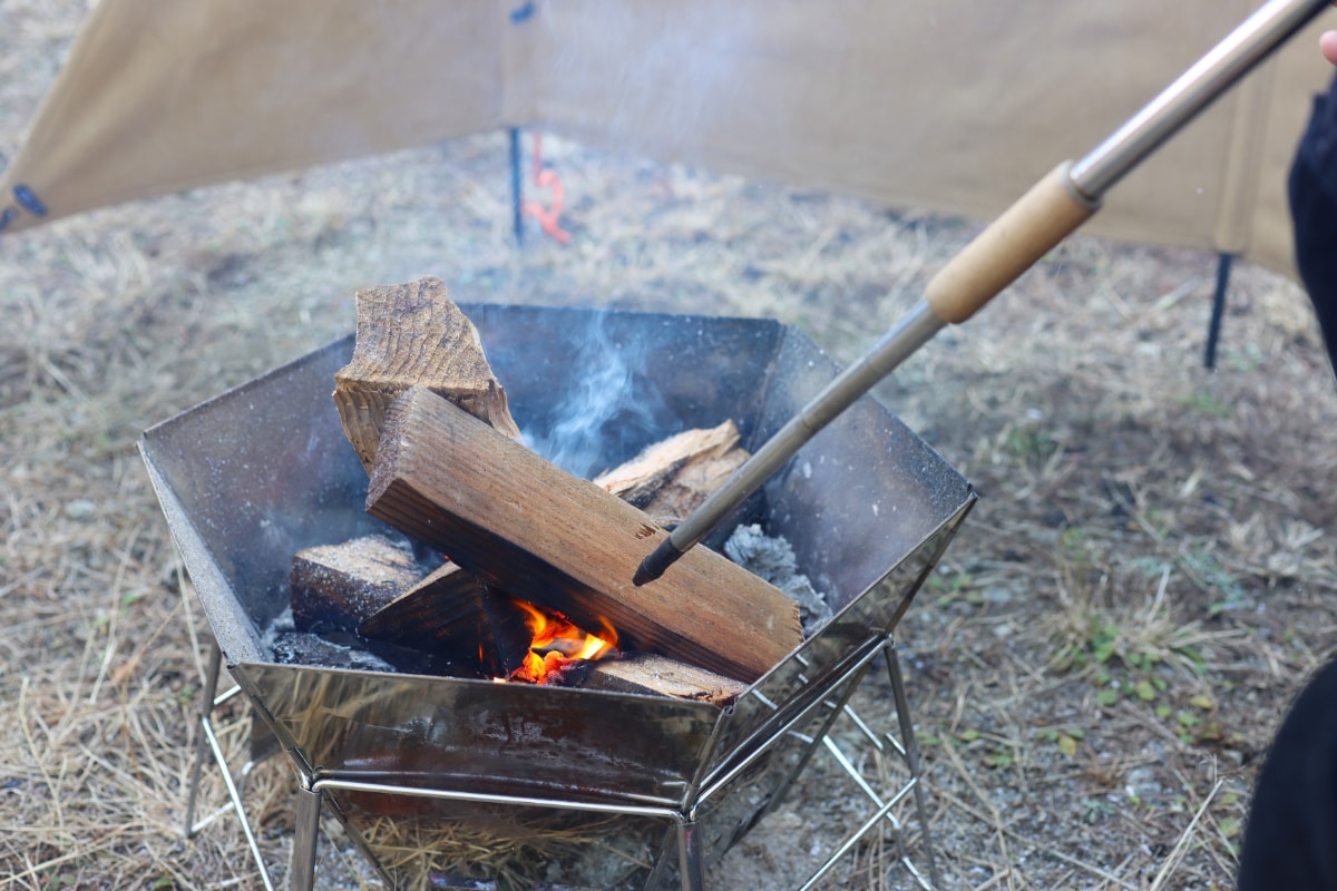 火付の良い薪を選ぶとスムーズに火が着く。