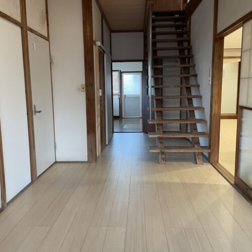 新潟県三条市の移住促進住宅「南中」の玄関ホール。