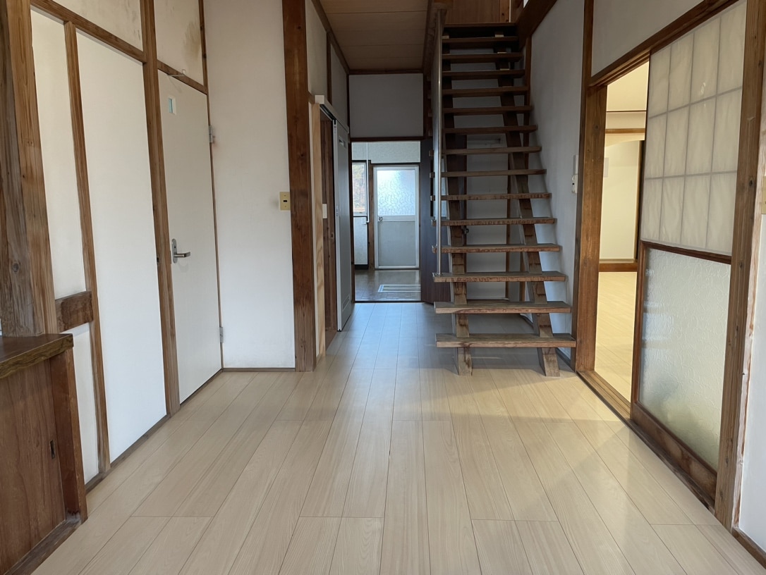 新潟県三条市の移住促進住宅「南中」の玄関ホール。