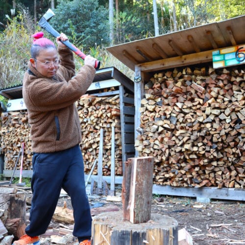 斧を使った重労働の薪割り。