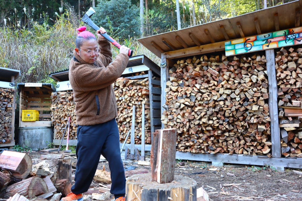 斧を使った重労働の薪割り。