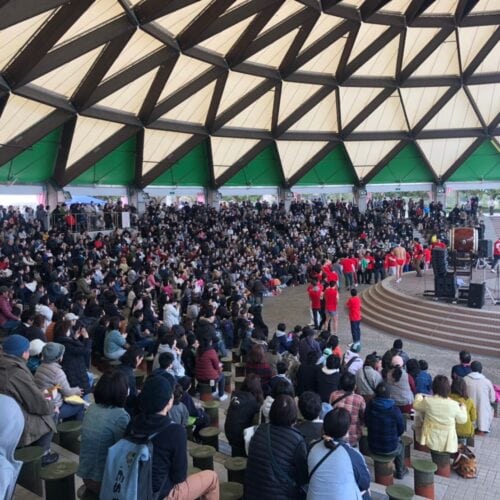 香川県住みます芸人・梶剛が主催する「かじ祭り2019」の客席と演者の横側の様子