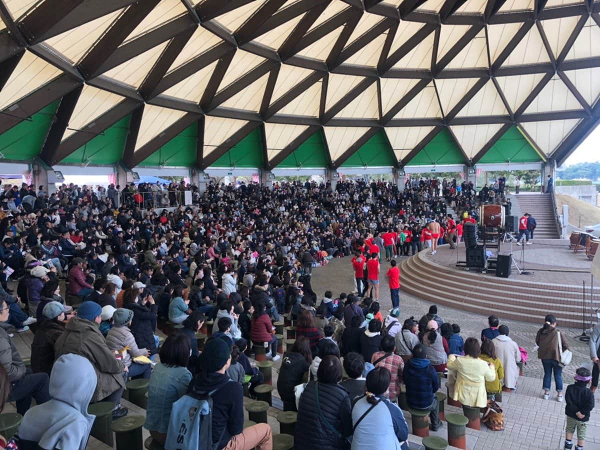 香川県住みます芸人・梶剛が主催する「かじ祭り2019」の客席と演者の横側の様子