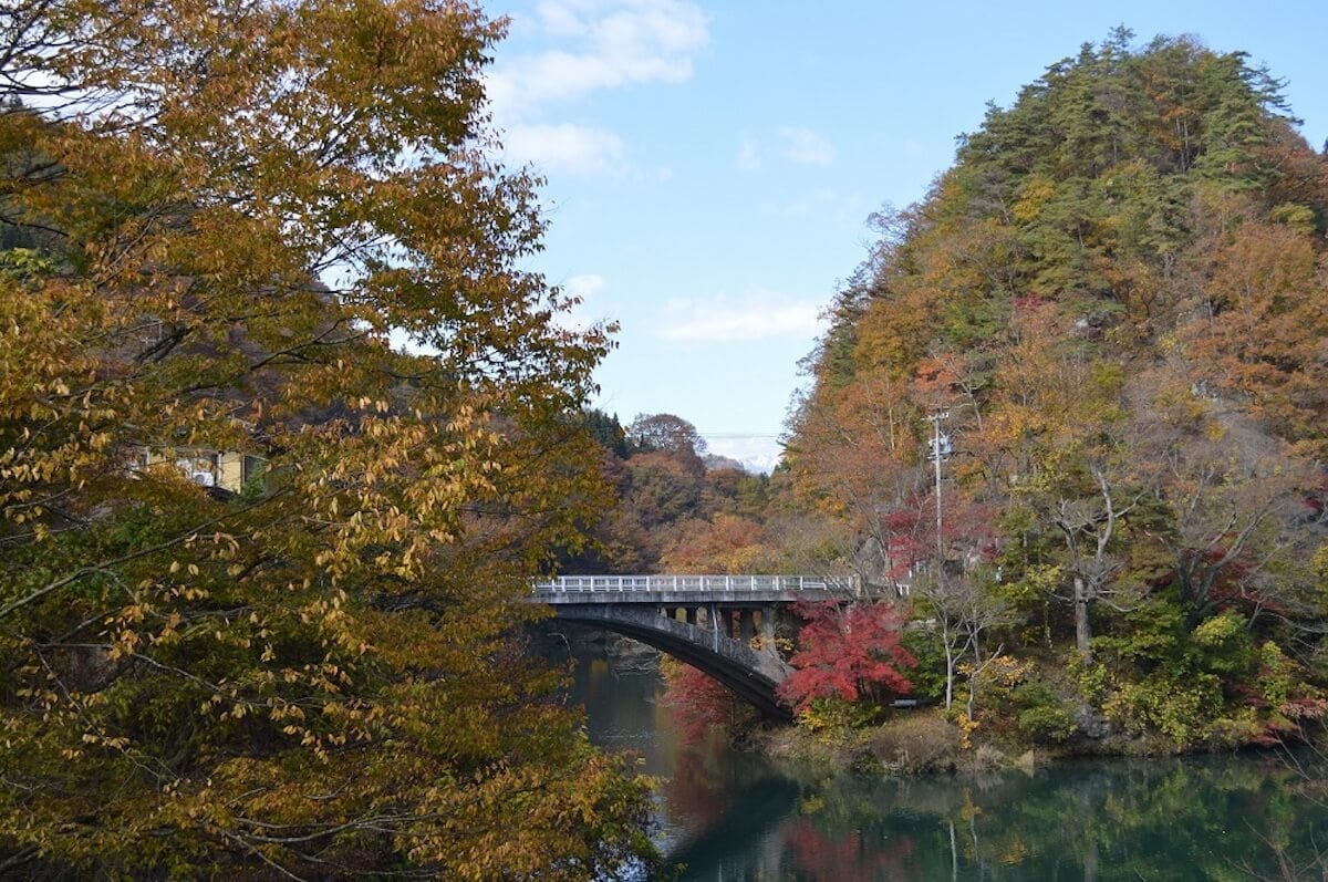 長野県長野市の久米路峡の紅葉