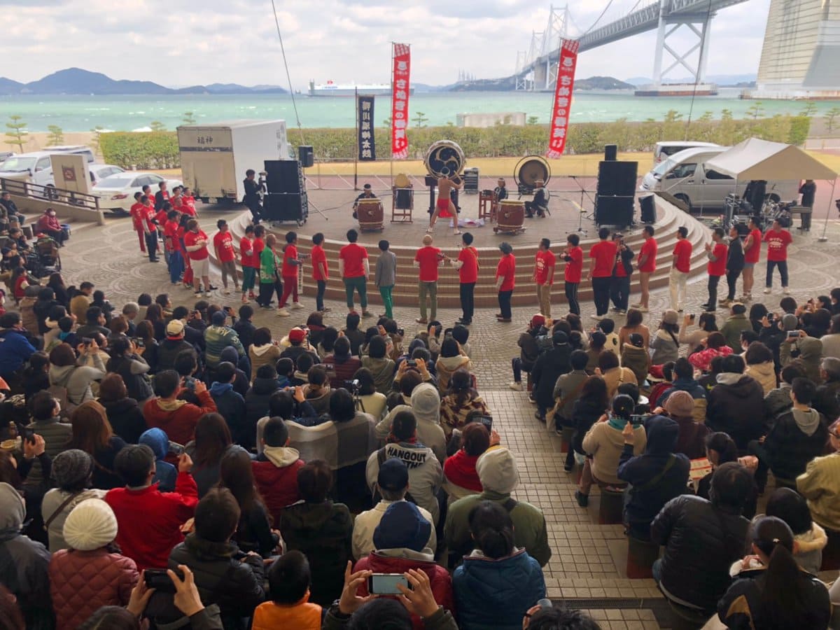 香川県住みます芸人・梶剛が主催する「かじ祭り2019」の観客席からの様子