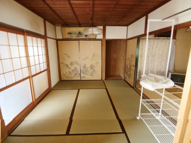 島根県川本町物件の玄関を入って左側の6帖の和室。大容量の押入れがあります。障子を開ければ庭に面した縁側から明るい光が入ります。