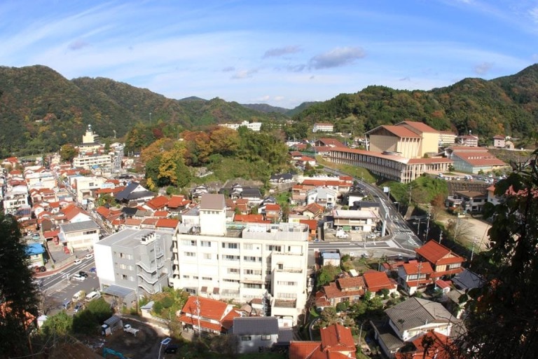 島根県川本町の市街地の風景。公共機関や金融機関、医療施設や教育施設が徒歩圏内にまとまっている。