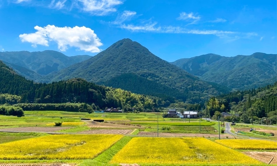 鹿児島県鹿屋市の中心地から少し離れれば広がる田畑と山並みが織り成す「田舎の風景」を楽しむことができます。