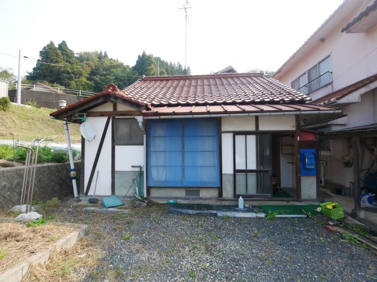 島根県川本町の物件の外観。生活利便施設は徒歩圏内！ 駐車場付きの60万円の平屋です。